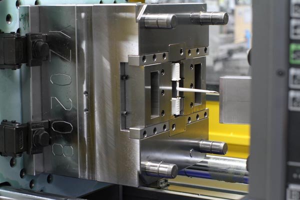 Tuoda Plastic injection molding production floor with advanced machinery and quality control systems